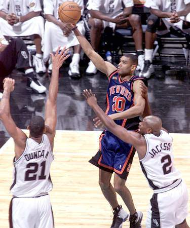 Allan Houston Throws Up A Finger Roll